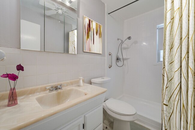 Building Photo - 2442 Oates Dr