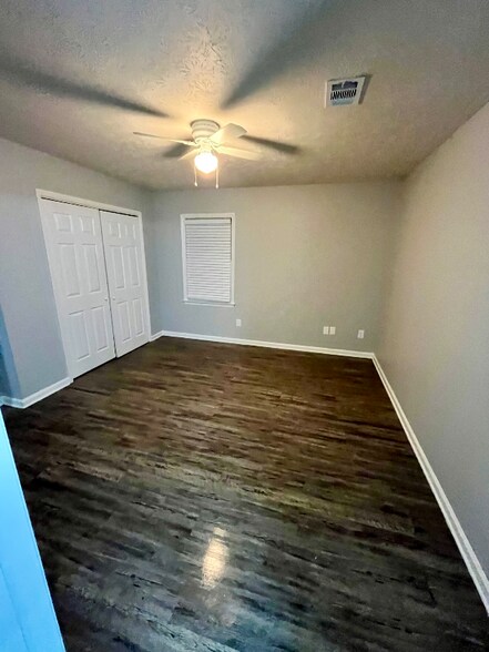 Building Photo - 6233 Cross Tie Ct