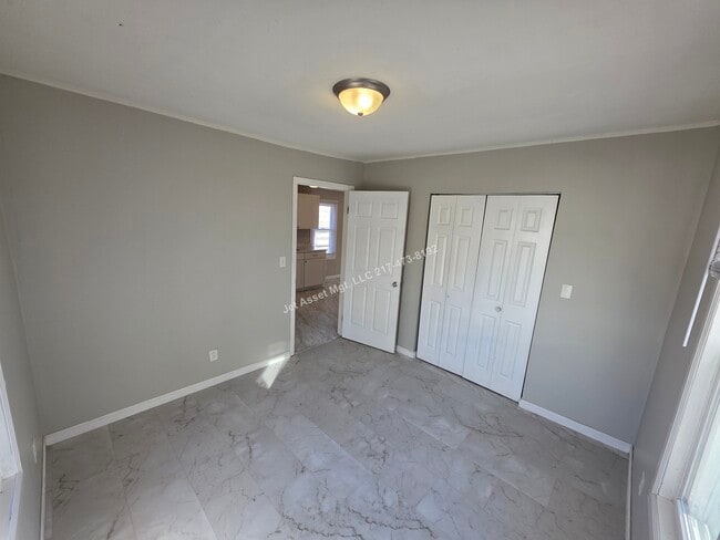 Building Photo - Cute 2 bedroom house with XL 2 car garage!