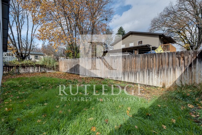 Building Photo - 3 Bedroom / 3 Bath Home Available in the Heart of Shady Cove!