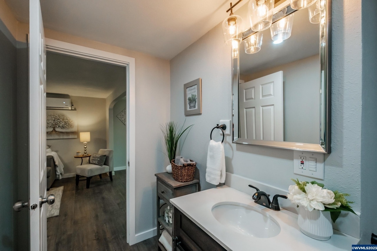 Building Photo - 440 S 6th St