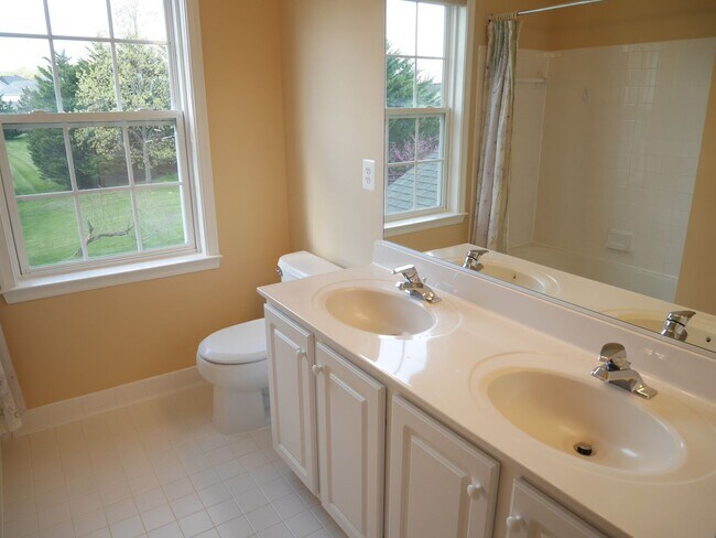 Building Photo - 5 Bedroom 2.5 Bathroom Home- Located in Fi...