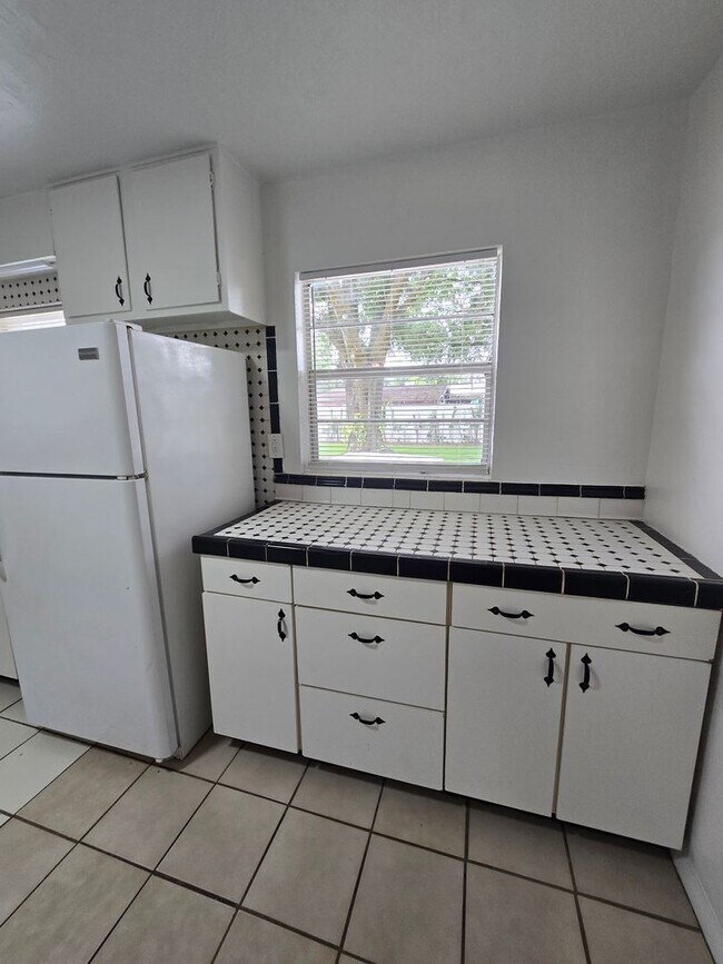 Building Photo - 1905 E Linda St