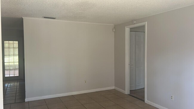 Building Photo - Welcome Home to your 4/2 in Seffner!