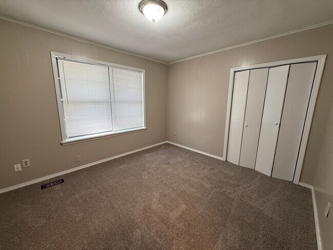 Building Photo - Huge 4 Bedroom in West Tulsa
