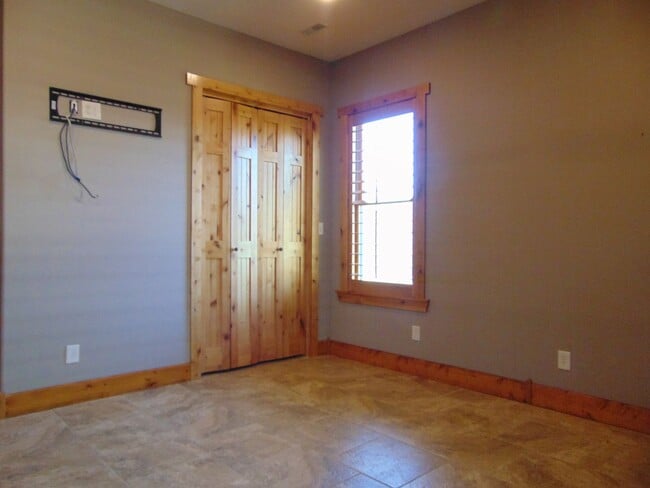 Building Photo - Majestic 3 Bed Mid MO Ranch!
