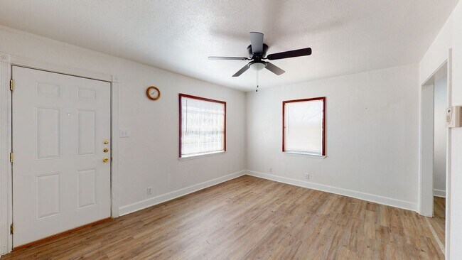 Building Photo - HUGE PRICE IMPROVEMENT $995!!!!