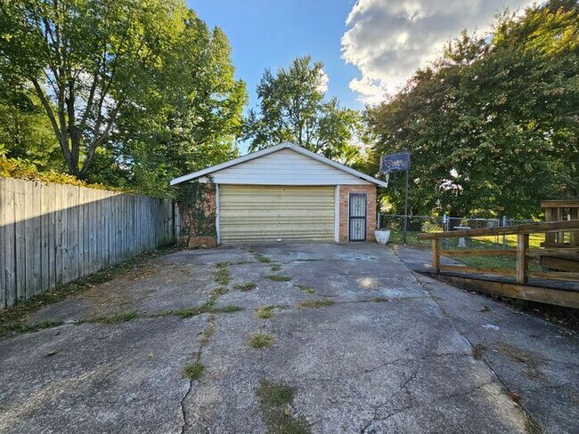 Building Photo - Spacious 3 Bedroom, 1.5 Bath House with Detached Garage