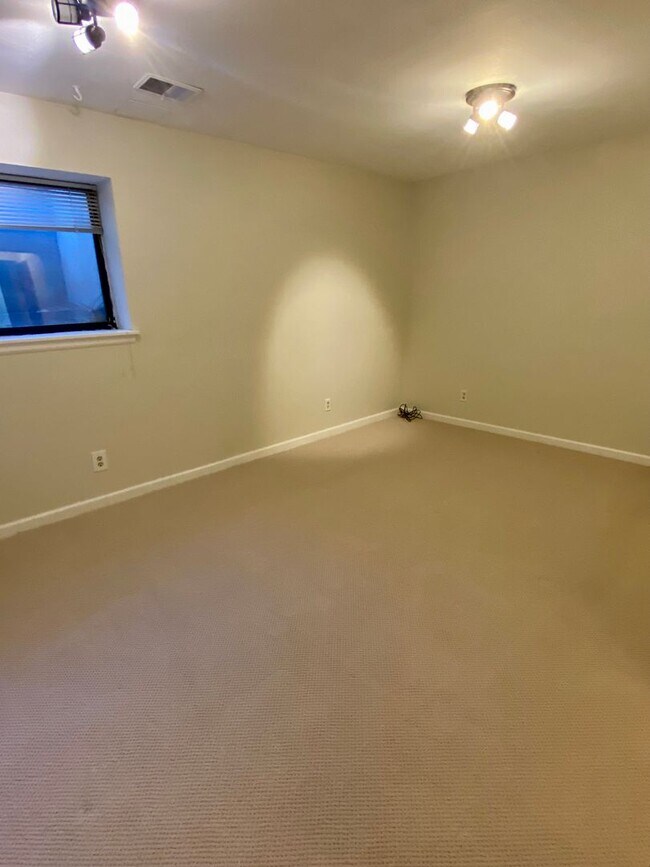 Building Photo - Sunlight and Stylish 3 Bedroom Townhouse by Wonderland Lake