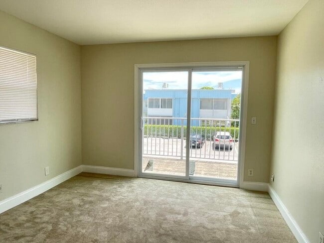 Building Photo - 472 Saxony Way