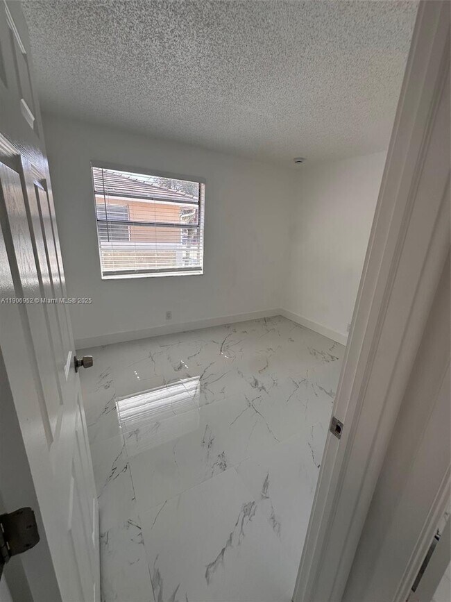 Building Photo - 1021 Twin Lakes Dr