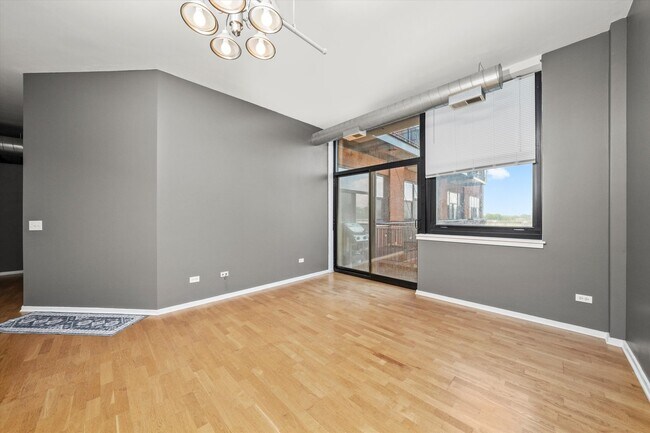 Building Photo - 2323 W Pershing Rd