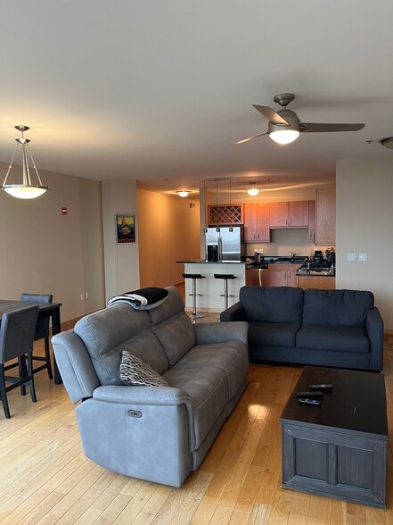 Building Photo - 701 W Lakeside Ave