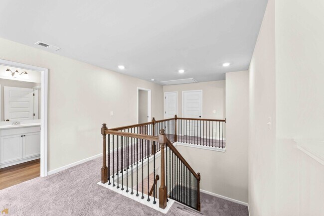 Building Photo - 755 Lakehaven Ln