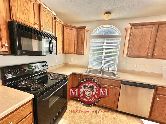 Building Photo - Great 2 Bd 2.5 Bath Townhome in Sandy