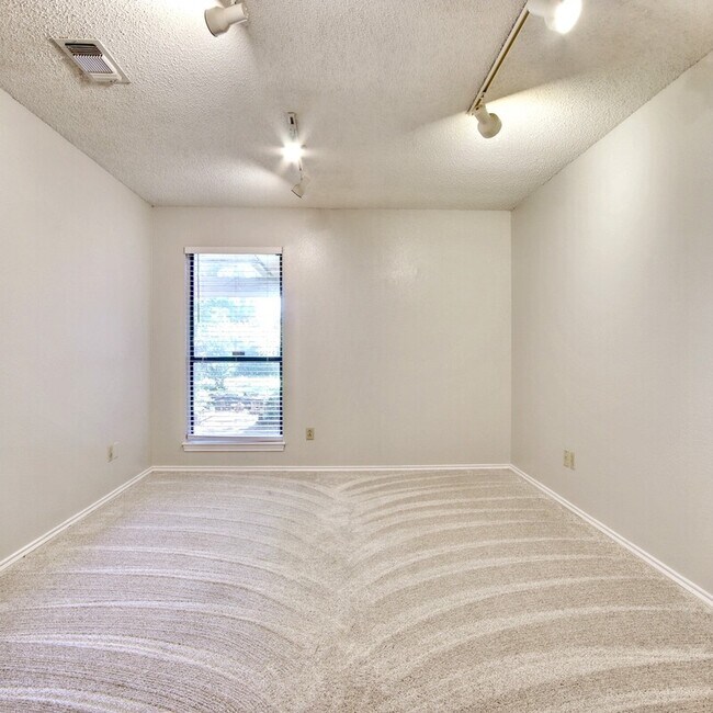 Building Photo - 5725 Ridgerock Ct