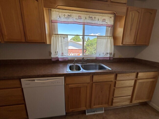 Building Photo - 5 Bed 2 Bath Home with 2 Car Attached Gara...