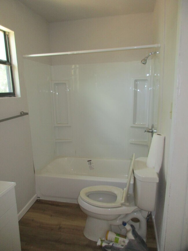 Building Photo - Charming Remodeled 2/1 Home