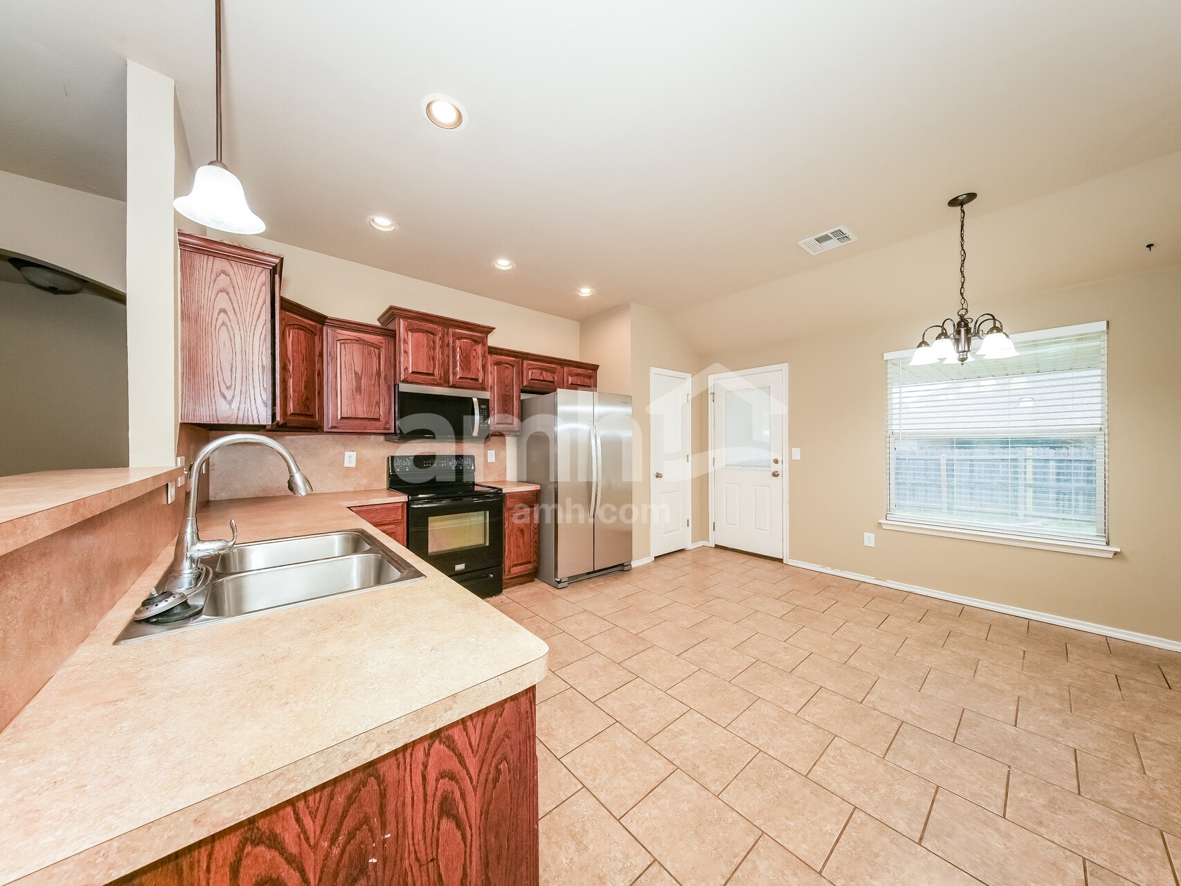 Building Photo - 613 E Juniper Ln
