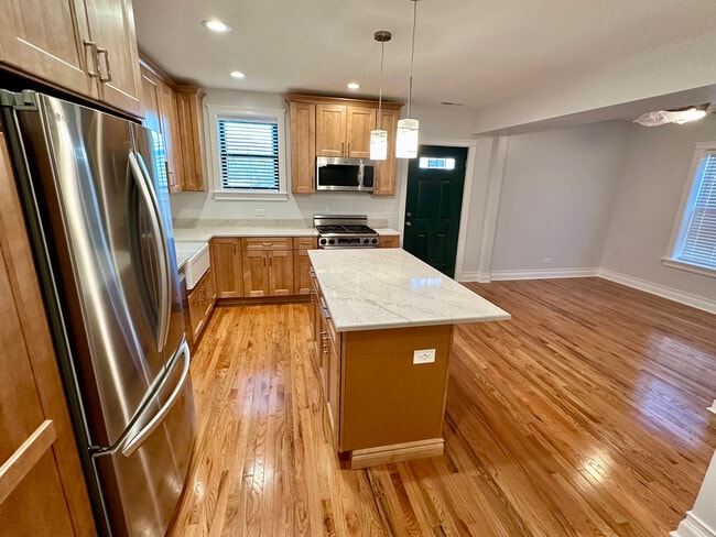 Building Photo - 2308 W Farwell Ave