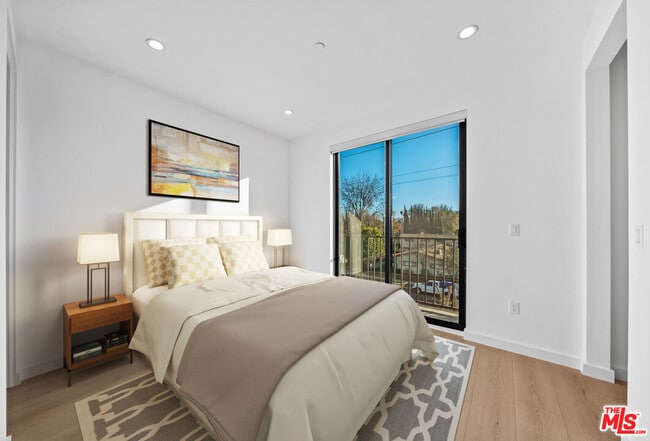 Building Photo - 13841 Burbank Blvd