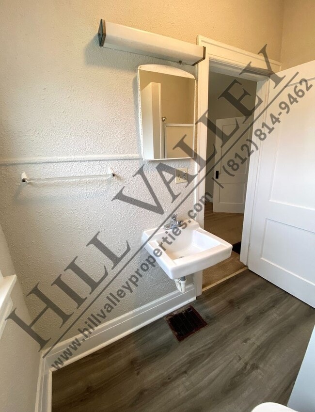 Building Photo - Two Bedroom Bungalow - East Side Location