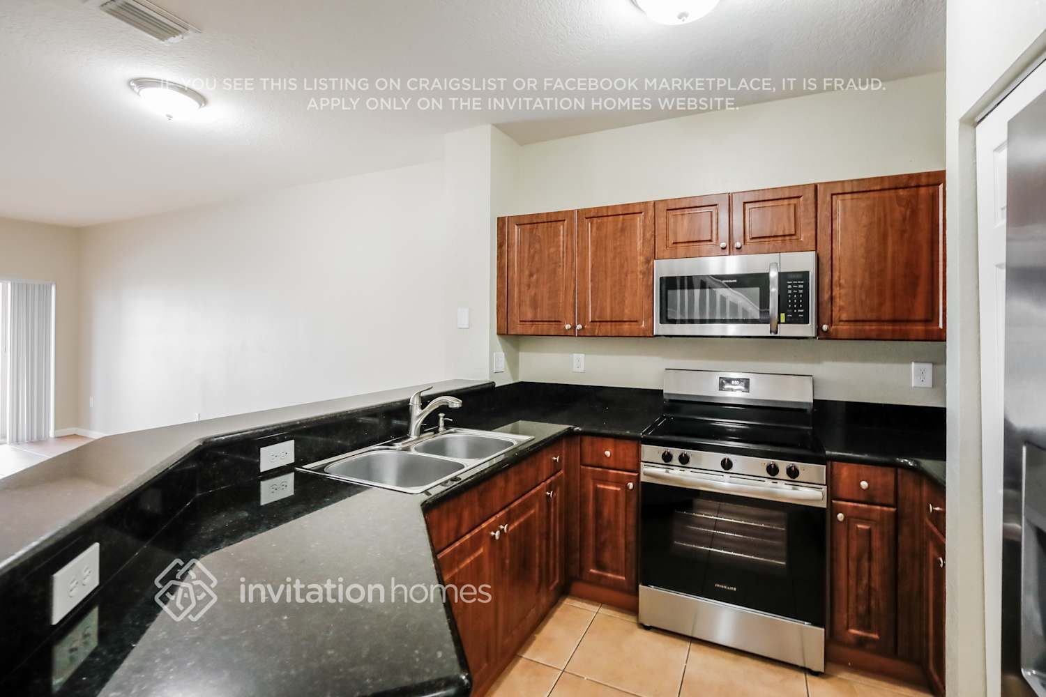 Building Photo - 8899 N Isles Cir