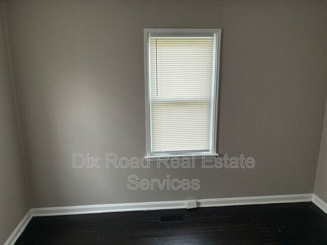 Building Photo - 729 Cleverly Rd