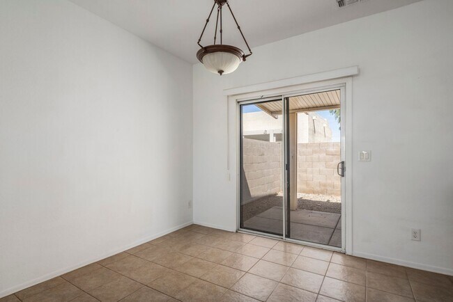 Building Photo - Beautiful 3 bedroom patio home with open f...