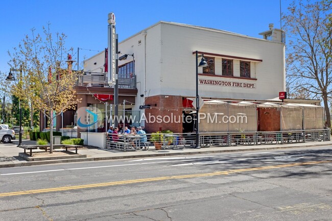 Building Photo - Amazing 2 Bedroom 1.5 Bath Townhome in the...