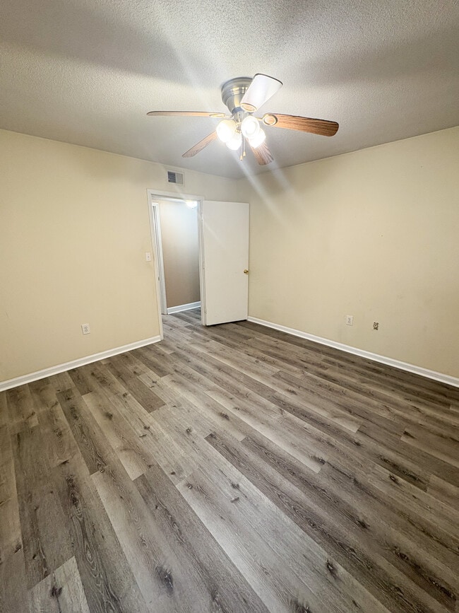 Building Photo - 1100 Skyland Dr