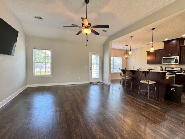 Building Photo - MOVE-IN READY [PET FRIENDLY]