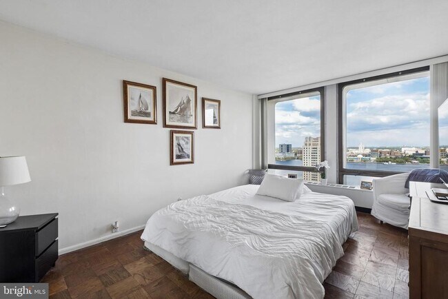 Building Photo - 220 Locust St