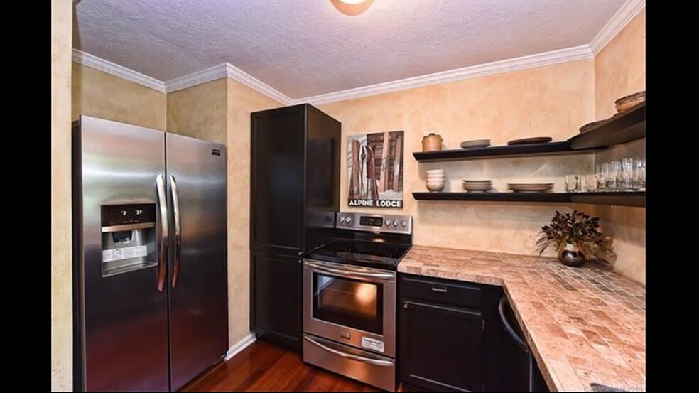 Building Photo - 3300 Selwyn Farms La