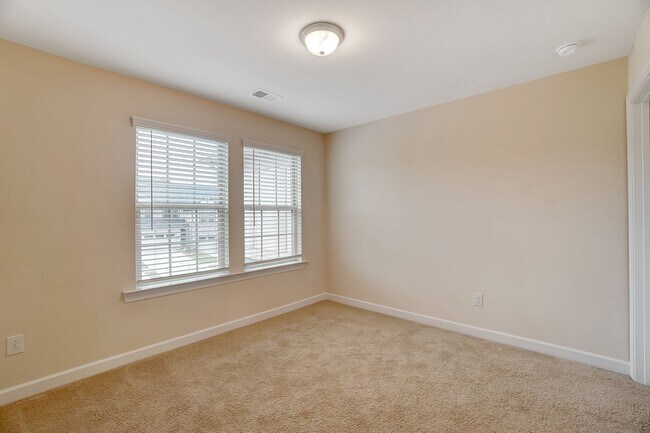Building Photo - 3 Bedroom Townhome in Steele Creek!