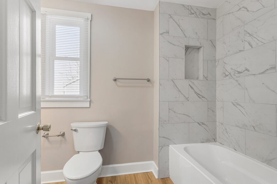 Building Photo - 402 E Elm St