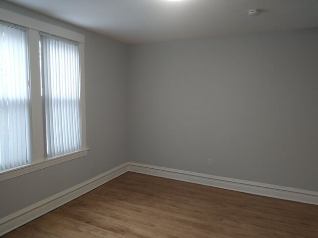 Building Photo - Nice Newly Remodeled 2Br, 1Bth, 2nd Floor -parking included