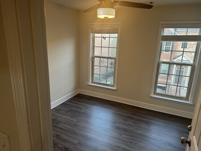 Building Photo - 2562 Sibley Dr