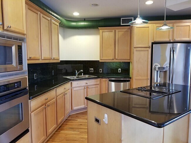 Building Photo - 1005 S Shepherd Dr