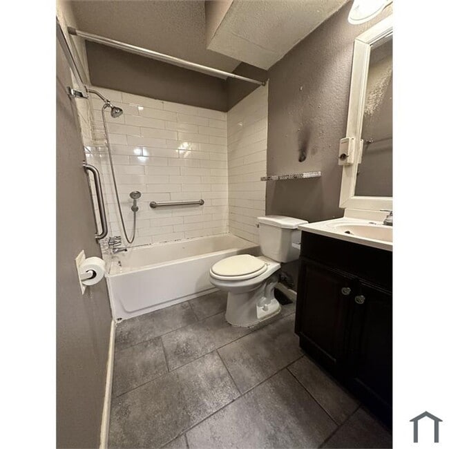 Building Photo - 2 Bedroom, 1 bathroom