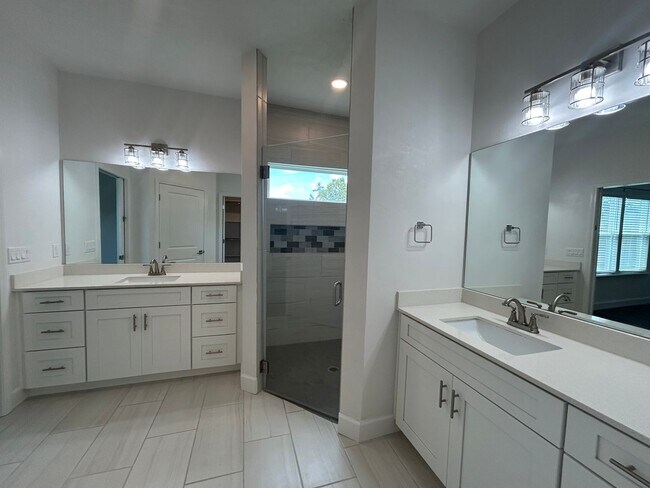 Building Photo - Immaculate 3/2 with Yard, Garage, and Pet ...