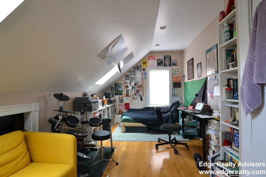 Building Photo - 272 Crescent St