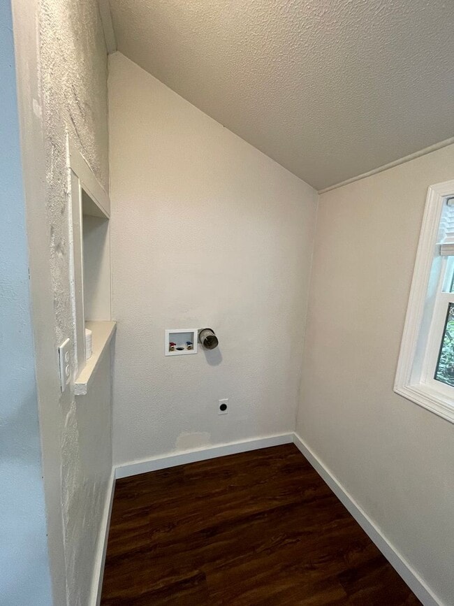 Building Photo - 2bdrm, 2 bath, located just minutes from d...