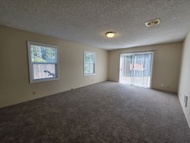 Building Photo - Charming 3 bedroom 2 bath