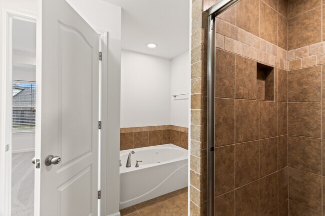 Walk-in Shower and Jacuzzi Bathtub - 827 Berkshire Ct