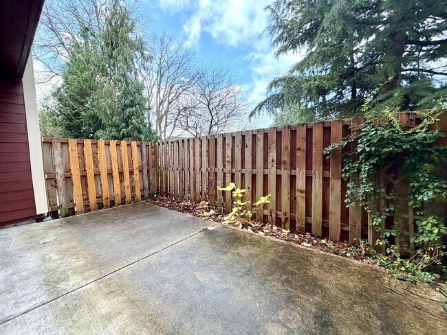 Building Photo - **FREE TWO WEEKS RENT** Sophisticated Beaverton Townhome with Multiple Floor Spacious Layout- Gre...