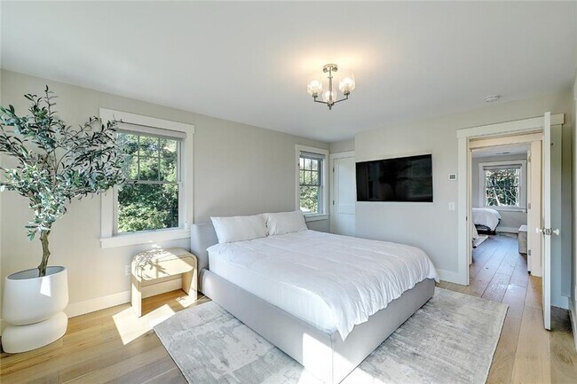 Building Photo - 137 Rosebriar Ave