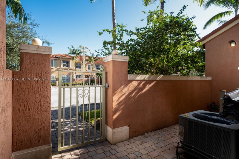 Building Photo - 1009 SW 144th Ave