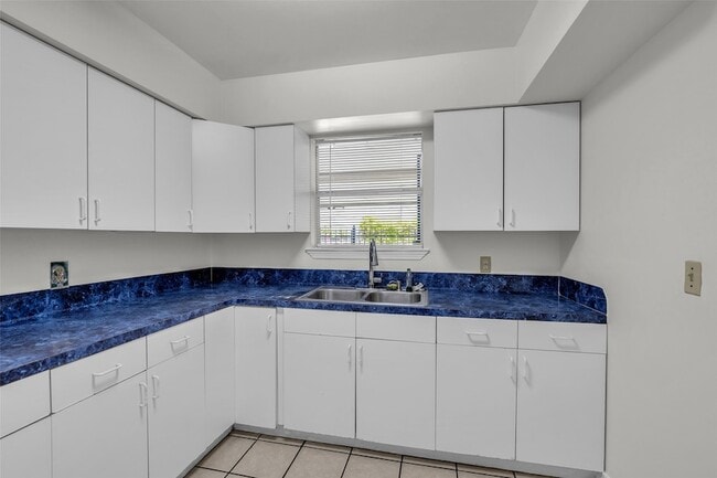 Building Photo - 809 Brooks St
