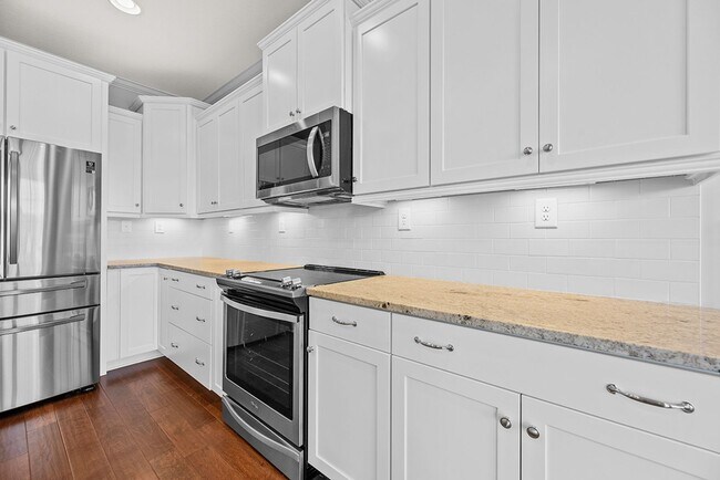 Building Photo - MAINTENANCE FREE, LUXURY TOWNHOME IN FARRA...